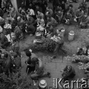 Sierpień 1980, Gdańsk, Polska.
Strajk okupacyjny w Stoczni Gdańskiej im. Lenina. Tłum zgromadzony pod stoczniową bramą na mszy świętej. Wszyscy klęczą.
Fot. Zbigniew Trybek, zbiory Ośrodka KARTA