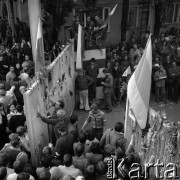 Sierpień 1980, Gdańsk, Polska.
Strajk okupacyjny w Stoczni Gdańskiej im. Lenina. Ludzie przed bramą, na której zawieszono portret Jana Pawła II i flagi.
Fot. Zbigniew Trybek, zbiory Ośrodka KARTA