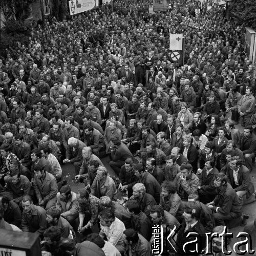 Sierpień 1980, Gdańsk, Polska.
Strajk okupacyjny w Stoczni Gdańskiej im. Lenina. Tłum zgromadzony pod stoczniową bramą na mszy świętej. Wszyscy klęczą.
Fot. Zbigniew Trybek, zbiory Ośrodka KARTA