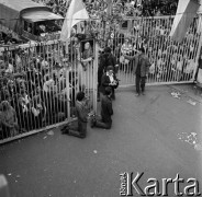 Sierpień 1980, Gdańsk, Polska.
Strajk okupacyjny w Stoczni Gdańskiej im. Lenina.Ludzie moglą się przed bramą, na której zawieszono portret Jana Pawła II i flagi.
Fot. Zbigniew Trybek, zbiory Ośrodka KARTA