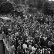 Sierpień 1980, Gdańsk, Polska.
Strajk okupacyjny w Stoczni Gdańskiej im. Lenina. Tłum zgromadzony pod stocznią.
Fot. Zbigniew Trybek, zbiory Ośrodka KARTA