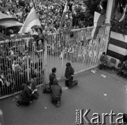 Sierpień 1980, Gdańsk, Polska.
Strajk okupacyjny w Stoczni Gdańskiej im. Lenina.Ludzie modlą się przed bramą, na której zawieszono portret Jana Pawła II i biało-czerwone flagi.
Fot. Zbigniew Trybek, zbiory Ośrodka KARTA
