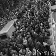 Sierpień 1980, Gdańsk, Polska.
Strajk okupacyjny w Stoczni Gdańskiej im. Lenina. Na zdjęciu żuk wśród tłumu.
Fot. Zbigniew Trybek, zbiory Ośrodka KARTA
