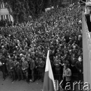 Sierpień 1980, Gdańsk, Polska.
Strajk okupacyjny w Stoczni Gdańskiej im. Lenina. Na zdjęciu stoczniowcy, nad nimi powiewa biało-czerwona flaga.
Fot. Zbigniew Trybek, zbiory Ośrodka KARTA
