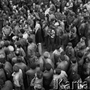 Sierpień 1980, Gdańsk, Polska.
Strajk okupacyjny w Stoczni Gdańskiej im. Lenina. Tłum zgromadzony pod stoczniową bramą.
Fot. Zbigniew Trybek, zbiory Ośrodka KARTA