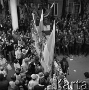 Sierpień 1980, Gdańsk, Polska.
Strajk okupacyjny w Stoczni Gdańskiej im. Lenina. Tłum zgromadzony wokół bramy.
Fot. Zbigniew Trybek, zbiory Ośrodka KARTA