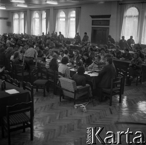 Sierpień 1980, Gdańsk, Polska.
Strajk okupacyjny w Stoczni Gdańskiej im. Lenina. Zebranie w sali BHP.
Fot. Zbigniew Trybek, zbiory Ośrodka KARTA
