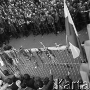 Sierpień 1980, Gdańsk, Polska.
Strajk okupacyjny w Stoczni Gdańskiej im. Lenina. Stoczniowcy pod bramą, po drugiej stronie ich rodziny i ludzie popierający strajk. Nad bramą powiewa biało-czerwona flaga.
Fot. Zbigniew Trybek, zbiory Ośrodka KARTA
