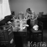 Sierpień 1980, Gdańsk, Polska.
Strajk okupacyjny w Stoczni Gdańskiej im. Lenina. Anna Walentynowicz przygotowuje posiłek.
Fot. Zbigniew Trybek, zbiory Ośrodka KARTA