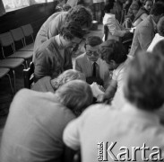 Sierpień 1980, Gdańsk, Polska.
Strajk okupacyjny w Stoczni Gdańskiej im. Lenina. Stoczniowcy rozmawiają.
Fot. Zbigniew Trybek, zbiory Ośrodka KARTA