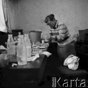 Sierpień 1980, Gdańsk, Polska.
Strajk okupacyjny w Stoczni Gdańskiej im. Lenina. Anna Walentynowicz przygotowuje posiłek.
Fot. Zbigniew Trybek, zbiory Ośrodka KARTA