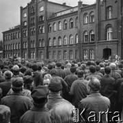 Sierpień 1980, Gdańsk, Polska.
Strajk okupacyjny w Stoczni Gdańskiej im. Lenina. Wiec stoczniowców, wśród tłumu Lech Wałęsa i Andrzej Gwiazda.
Fot. Zbigniew Trybek, zbiory Ośrodka KARTA