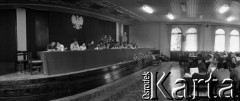 Sierpień 1980, Gdańsk, Polska.
Strajk okupacyjny w Stoczni Gdańskiej im. Lenina. Przy stole siedzą od lewej: NN, NN, NN, Anna Walentynowicz, Henryka Krzywonos, NN, Lech Wałęsa, NN, Joanna Duda-Gwiazda, Bogdan Lis, NN, Andrzej Gwiazda.
Fot. Zbigniew Trybek, zbiory Ośrodka KARTA