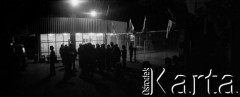 Sierpień 1980, Gdańsk, Polska.
Strajk okupacyjny w Stoczni Gdańskiej im. Lenina. Brama stoczniowa nocą.
Fot. Zbigniew Trybek, zbiory Ośrodka KARTA