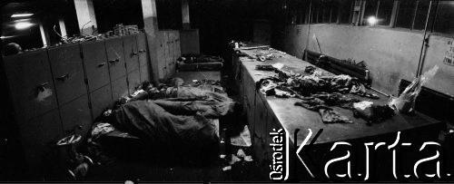 Sierpień 1980, Gdańsk, Polska.
Strajk okupacyjny w Stoczni Gdańskiej im. Lenina. Śpiący stoczniowcy.
Fot. Zbigniew Trybek, zbiory Ośrodka KARTA