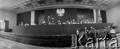 Sierpień 1980, Gdańsk, Polska.
Strajk okupacyjny w Stoczni Gdańskiej im. Lenina. Przy stole siedzą od lewej: NN, NN, Anna Walentynowicz, Henryka Krzywonos, NN, Lech Wałęsa, NN, Joanna Duda-Gwiazda, Bogdan Lis, NN, Andrzej Gwiazda.
Fot. Zbigniew Trybek, zbiory Ośrodka KARTA