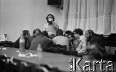 Sierpień 1980, Gdańsk, Polska.
Strajk okupacyjny w Stoczni Gdańskiej im. Lenina. Zebranie strajkujących, wśród nich Mirosław Chojecki.
Fot. Zbigniew Trybek, zbiory Ośrodka KARTA