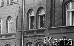 Sierpień 1980, Gdańsk, Polska.
Strajk okupacyjny w Stoczni Gdańskiej im. Lenina. Mężczyźni w oknie budynku.
Fot. Zbigniew Trybek, zbiory Ośrodka KARTA