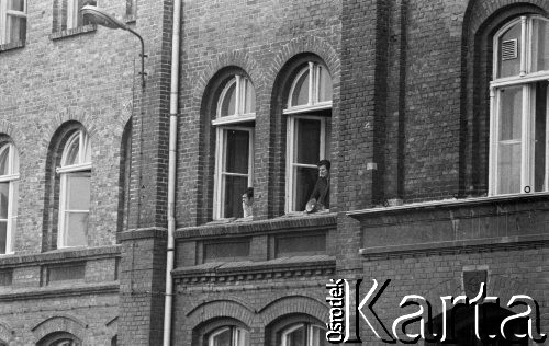 Sierpień 1980, Gdańsk, Polska.
Strajk okupacyjny w Stoczni Gdańskiej im. Lenina. Mężczyźni w oknie budynku.
Fot. Zbigniew Trybek, zbiory Ośrodka KARTA