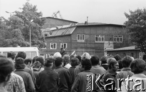 Sierpień 1980, Gdańsk, Polska.
Strajk okupacyjny w Stoczni Gdańskiej im. Lenina. Lech Wałęsa przemawia do strajkujących.
Fot. Zbigniew Trybek, zbiory Ośrodka KARTA