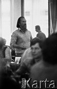 Sierpień 1980, Gdańsk, Polska.
Strajk okupacyjny w Stoczni Gdańskiej im. Lenina. Zebranie strajkujących, mężczyzna zabiera głos w dyskusji.
Fot. Zbigniew Trybek, zbiory Ośrodka KARTA