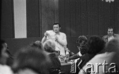 Sierpień 1980, Gdańsk, Polska.
Strajk okupacyjny w Stoczni Gdańskiej im. Lenina. Zebranie strajkujących, Florian Wiśniewski czyta z kartki.
Fot. Zbigniew Trybek, zbiory Ośrodka KARTA