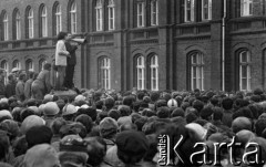 Sierpień 1980, Gdańsk, Polska.
Strajk okupacyjny w Stoczni Gdańskiej im. Lenina. Lech Wałęsa przemawia do stoczniowców przez tubę.
Fot. Zbigniew Trybek, zbiory Ośrodka KARTA