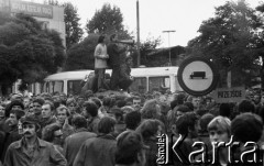Sierpień 1980, Gdańsk, Polska.
Strajk okupacyjny w Stoczni Gdańskiej im. Lenina. Lech Wałęsa przemawia do stoczniowców przez tubę.
Fot. Zbigniew Trybek, zbiory Ośrodka KARTA