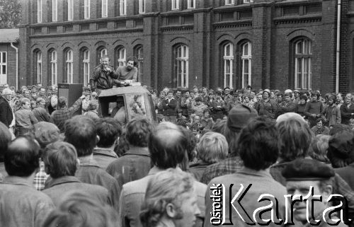 Sierpień 1980, Gdańsk, Polska.
Strajk okupacyjny w Stoczni Gdańskiej im. Lenina. Stoczniowcy słuchają przemówienia.
Fot. Zbigniew Trybek, zbiory Ośrodka KARTA