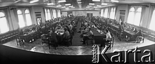 Sierpień 1980, Gdańsk, Polska.
Strajk okupacyjny w Stoczni Gdańskiej im. Lenina. Strajkujący w sali BHP.
Fot. Zbigniew Trybek, zbiory Ośrodka KARTA