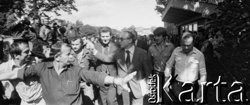 Sierpień 1980, Gdańsk, Polska.
Strajk okupacyjny w Stoczni Gdańskiej im. Lenina. Na zdjęciu delegacja rządowa - w środku w okularach wicepremier Mieczysław Jagielski, za nim po lewej dyrektor stoczni Klemens Gniech.
Fot. Zbigniew Trybek, zbiory Ośrodka KARTA