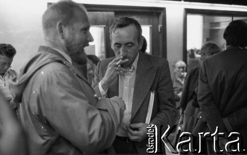 Sierpień 1980, Gdańsk, Polska.
Strajk okupacyjny w Stoczni Gdańskiej im. Lenina. Stoją od lewej Bohdan Cywiński i Tadeusz Mazowiecki.
Fot. Zbigniew Trybek, zbiory Ośrodka KARTA