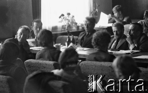 sierpień 1981, Gdańsk, Polska.
Strajk okupacyjny w Stoczni Gdańskiej im. Lenina. Przy stole od lewej siedzą: Florian Wiśniewski, Andrzej Wielowieyski, Bronisław Geremek, Tadeusz Mazowiecki; na przeciwko Wiśniewskiego Lech Bądkowski.
Fot. Zbigniew Trybek, zbiory Ośrodka KARTA