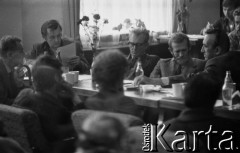 sierpień 1981, Gdańsk, Polska.
Strajk okupacyjny w Stoczni Gdańskiej im. Lenina. Przy stole od lewej siedzą: Zdzisław Kobyliński, Andrzej Wielowieyski, Bronisław Geremek, Tadeusz Mazowiecki; z tyłu m.in. Andrzej Gwiazda; na przeciwko Kobylińskiego Lech Bądkowski.
Fot. Zbigniew Trybek, zbiory Ośrodka KARTA