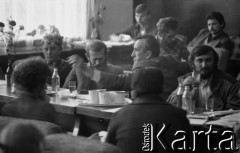 sierpień 1981, Gdańsk, Polska.
Strajk okupacyjny w Stoczni Gdańskiej im. Lenina. Przy stole od lewej siedzą Andrzej Wielowieyski, Bronisław Geremek, Tadeusz Mazowiecki, Waldemar Kuczyński; z tyłu m.in. Andrzej Gwiazda.
Fot. Zbigniew Trybek, zbiory Ośrodka KARTA