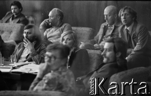 sierpień 1981, Gdańsk, Polska.
Strajk okupacyjny w Stoczni Gdańskiej im. Lenina. Przy stole od lewej siedzą Waldemar Kuczyński, Jadwiga Staniszkis i Lech Wałęsa. Na pierwszym planie Anna Walentynowicz.
Fot. Zbigniew Trybek, zbiory Ośrodka KARTA
