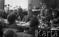 sierpień 1981, Gdańsk, Polska.
Strajk okupacyjny w Stoczni Gdańskiej im. Lenina. Przy stole od lewej siedzą Andrzej Wielowieyski, Bronisław Geremek, Tadeusz Mazowiecki, Waldemar Kuczyński; z tyłu m.in. Andrzej Gwiazda.
Fot. Zbigniew Trybek, zbiory Ośrodka KARTA