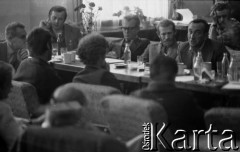 sierpień 1981, Gdańsk, Polska.
Strajk okupacyjny w Stoczni Gdańskiej im. Lenina.  Przy stole od lewej siedzą: Lech Bądkowski, Florian Wiśniewski, Andrzej Wielowieyski, Bronisław Geremek, Tadeusz Mazowiecki; z tyłu m.in. Andrzej Gwiazda.
Fot. Zbigniew Trybek, zbiory Ośrodka KARTA