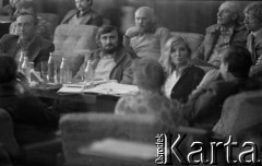 sierpień 1981, Gdańsk, Polska.
Strajk okupacyjny w Stoczni Gdańskiej im. Lenina. Przy stole od lewej siedzą Tadeusz Mazowiecki, Waldemar Kuczyńskii, Jadwiga Staniszkis i Lech Wałęsa. Na pierwszym planie tyłem siedzi Anna Walentynowicz.
Fot. Zbigniew Trybek, zbiory Ośrodka KARTA