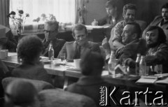 sierpień 1981, Gdańsk, Polska.
Strajk okupacyjny w Stoczni Gdańskiej im. Lenina.  Przy stole od lewej siedzą Andrzej Wielowieyski, Bronisław Geremek, Tadeusz Mazowiecki, Waldemar Kuczyński; z tyłu m.in. Andrzej Gwiazda.
Fot. Zbigniew Trybek, zbiory Ośrodka KARTA