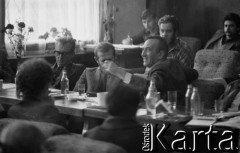sierpień 1981, Gdańsk, Polska.
Strajk okupacyjny w Stoczni Gdańskiej im. Lenina. Przy stole od lewej siedzą Andrzej Wielowieyski, Bronisław Geremek, Tadeusz Mazowiecki; z tyłu m.in. Andrzej Gwiazda.
Fot. Zbigniew Trybek, zbiory Ośrodka KARTA
