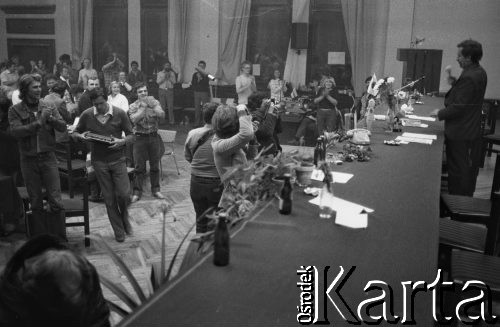 Sierpień 1980, Gdańsk, Polska.
Strajk okupacyjny w Stoczni Gdańskiej im. Lenina. Lech Wałęsa przemawia do zebranych w sali BHP.
Fot. Zbigniew Trybek, zbiory Ośrodka KARTA