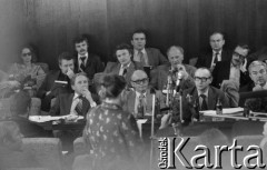 31.08.1980, Gdańsk, Polska.
Strajk okupacyjny w Stoczni Gdańskiej im. Lenina. Negocjacje między delegacją rządową i strajkującymi. Anna Walentynowicz czyta oświadczenie. Przed nią siedzą od lewej w pierwszym rzędzie Mieczysław Jagielski i Tadeusz Fiszbach.
Fot. Zbigniew Trybek, zbiory Ośrodka KARTA