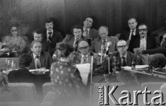 31.08.1980, Gdańsk, Polska.
Strajk okupacyjny w Stoczni Gdańskiej im. Lenina. Negocjacje między delegacją rządową i strajkującymi. Anna Walentynowicz czyta oświadczenie. Przed nią siedzą od lewej w pierwszym rzędzie Mieczysław Jagielski i Tadeusz Fiszbach.
Fot. Zbigniew Trybek, zbiory Ośrodka KARTA