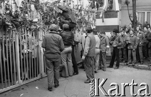 Sierpień 1980, Gdańsk, Polska.
Strajk okupacyjny w Stoczni Gdańskiej im. Lenina. Lech Wałęsa wdrapuje się na stoczniową bramę.
Fot. Zbigniew Trybek, zbiory Ośrodka KARTA