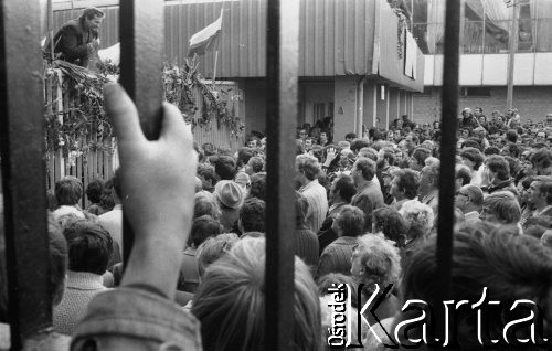 Sierpień 1980, Gdańsk, Polska.
Strajk okupacyjny w Stoczni Gdańskiej im. Lenina. Lech Wałęsa przemawia do tłumu stojąc na bramie.
Fot. Zbigniew Trybek, zbiory Ośrodka KARTA
