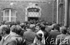 Sierpień 1980, Gdańsk, Polska.
Strajk okupacyjny w Stoczni Gdańskiej im. Lenina. Tłum przed budynkiem.
Fot. Zbigniew Trybek, zbiory Ośrodka KARTA