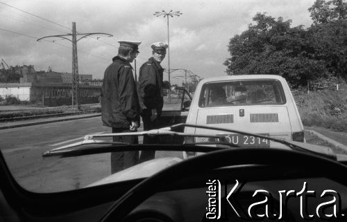 Sierpień 1980, Gdańsk, Polska.
Strajk okupacyjny w Stoczni Gdańskiej im. Lenina. Milicjanci kontrolują kierującego fiatem 126p.
Fot. Zbigniew Trybek, zbiory Ośrodka KARTA