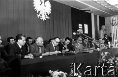 31.08.1980, Gdańsk, Polska.
Podpisanie Porozumień Sierpniowych, przy stole prezydialnym siedzą od lewej: NN, NN, Mieczysław Jagielski, Lech Wałęsa, Tadeusz Fiszbach, Florian Wiśniewski.
Fot. Zbigniew Trybek, zbiory Ośrodka KARTA