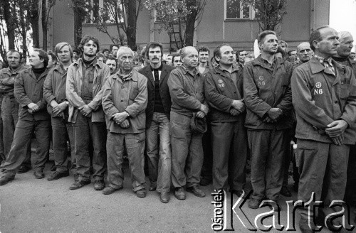 Sierpień 1980, Gdańsk, Polska.
Strajkujący robotnicy Stoczni Gdańskiej im. Lenina podczas nabożeństwa na terenie stoczni.
Fot. Stanisław Składanowski, zbiory Ośrodka KARTA